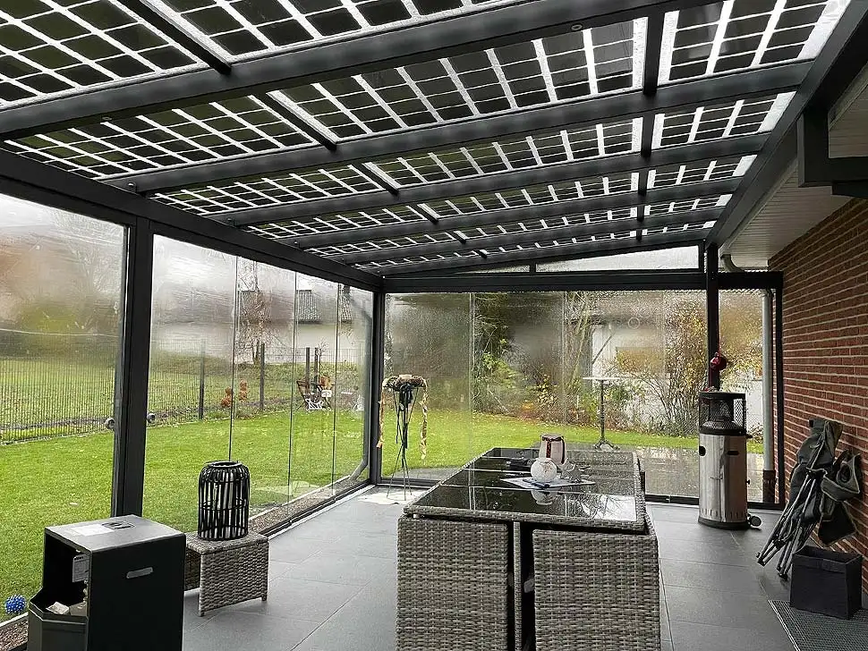 Wintergärten mit Solarmodulen: Nachhaltige Energie und ganzjähriger Komfort. iQ - Bausystem