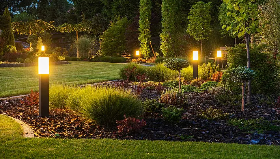 Energieeffiziente Gartenbeleuchtung: Tipps für eine nachhaltige und stimmungsvolle Atmosphäre. Foto: welcomia / iStock.com