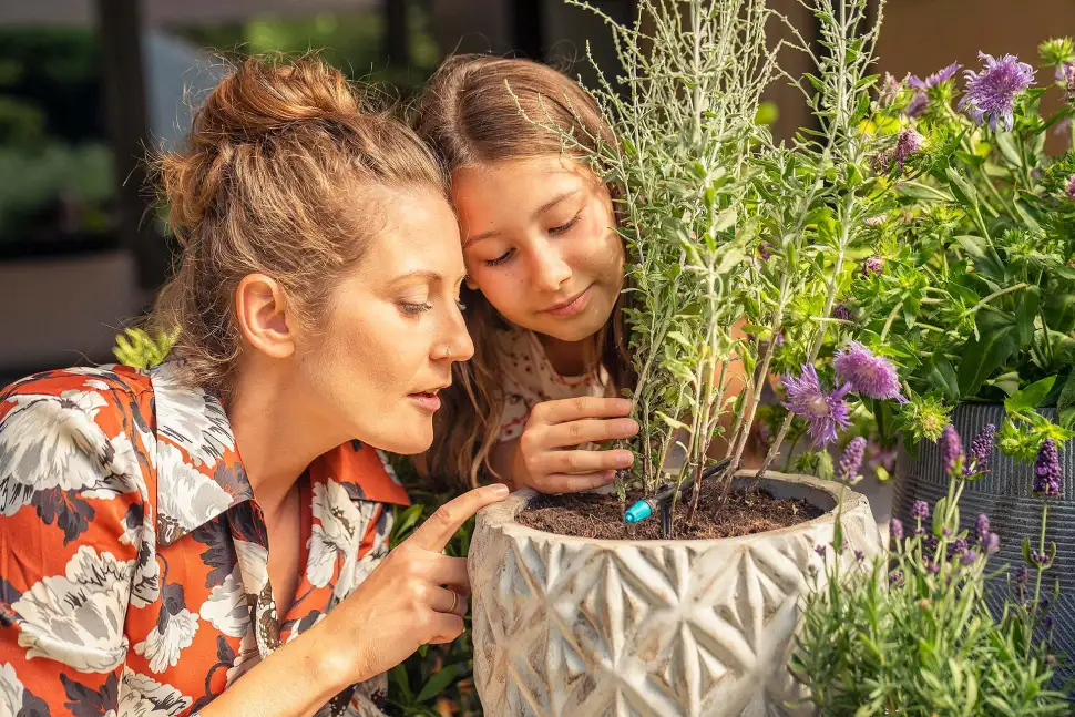 Balkone und Terrassen sind wie Gärten wertvolle Grünflächen, die Rückzugsort für Mensch und Tier sind, aber auch das Mikroklima positiv beeinflussen und Staub aus der Luft filtern. Damit diese CO2-Speicher auch in Zukunft sprießen können, braucht es clevere Bewässerungsstrategien. Foto: Gardena