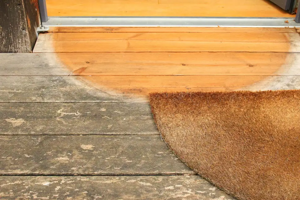 Ungeschütztes Holz vergraut durch UV-Strahlen, die das für den Zellwandschutz im Holz zuständige Lignin zerstören. (Bild: Natural-Farben)a