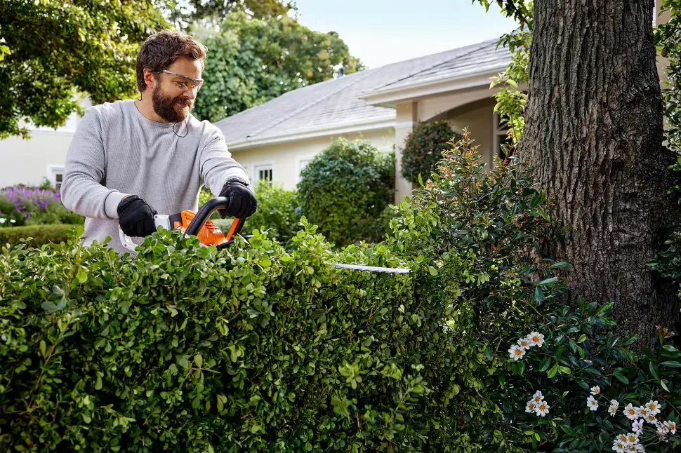 Eine Hecke umfasst die Fläche und sorgt für Struktur, ebenso wie Trockenmauern und Hochbeete. Foto: STIHL