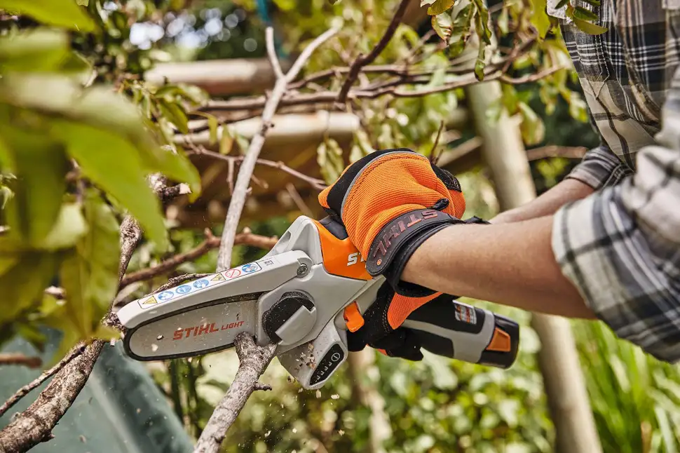 Mit kompakten und leisen Gartenhelfern mit Akkuantrieb ist die Pflege kleinerer Gärten schnell erledigt. Foto: ATIHL