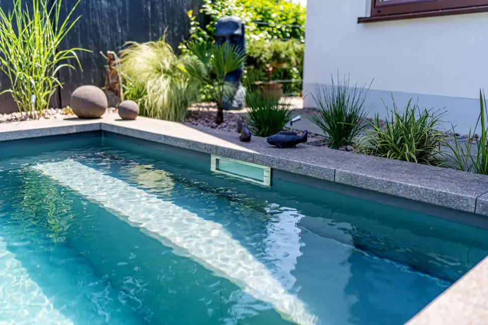 Die Poolwasser-Aufbereitung mit dem biologischen Filtersystem von TeichMeister sorgt für kristallklares Wasser ganz ohne Chemie. (Foto: epr/Balena GmbH – TeichMeister Partnerverbund)
