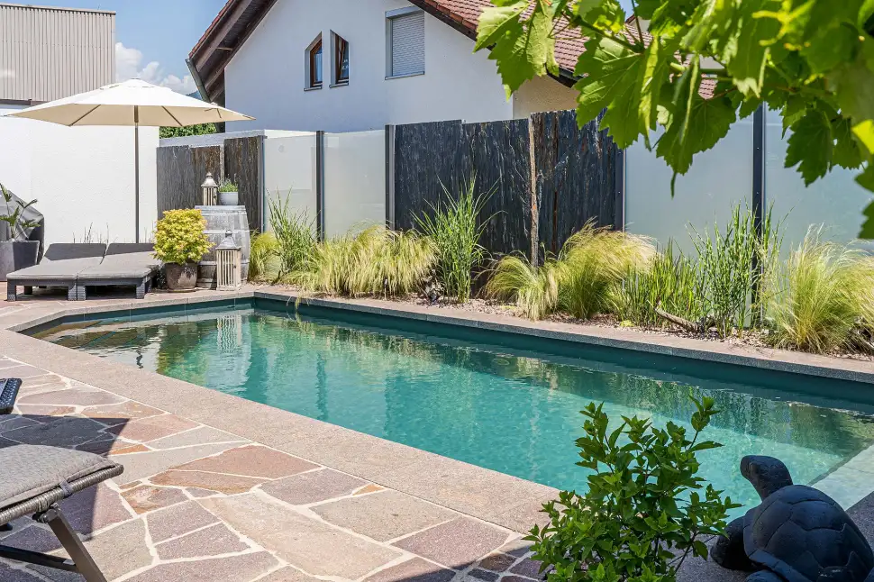 Der eigene Pool im Garten verspricht Urlaubsfeeling pur – ohne Wettlauf um die beste Sonnenliege. (Foto: epr/Balena GmbH – TeichMeister Partnerverbund)