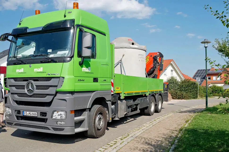 Eine Betonzisterne wird vom Hersteller geliefert und direkt in den Untergrund eingebaut. Foto: DJD / Mall