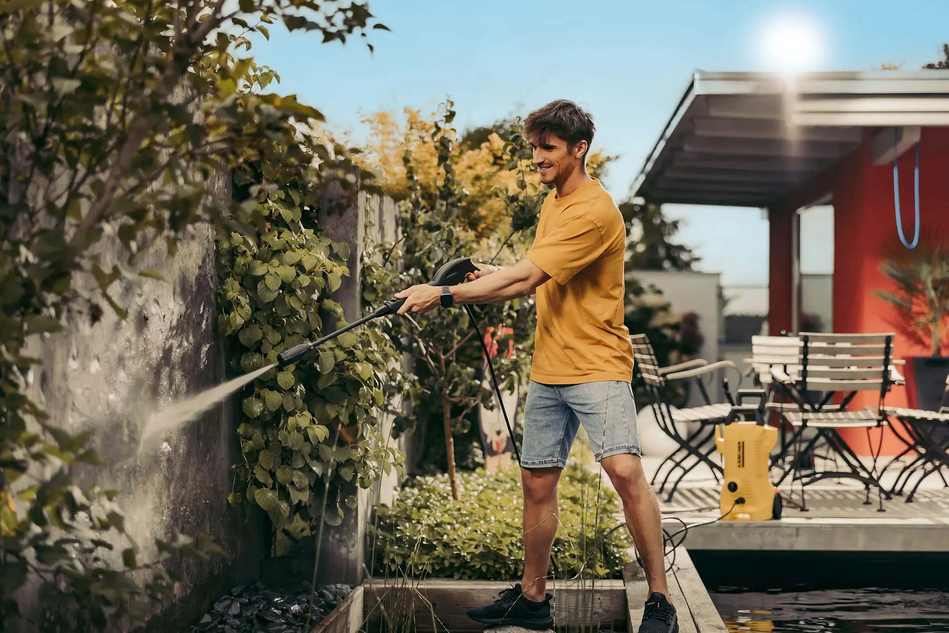 Steht der Frühjahrsputz im Garten an? Dafür kann man gesammeltes Regenwasser nutzen. Foto: DJD / Mall