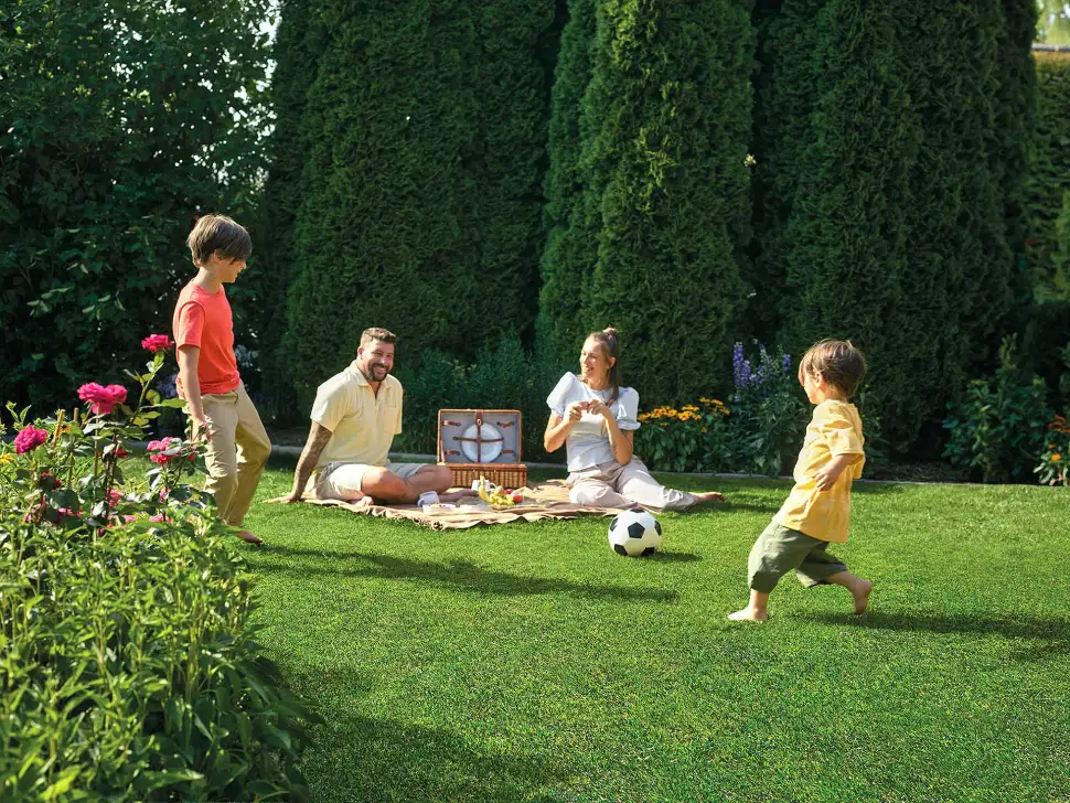 Wenn der Rasen besonders beansprucht wird, sollte der Rasen erneut mit Nährstoffen versorgt werden. Foto: Evergreen Garden Care/akz-o