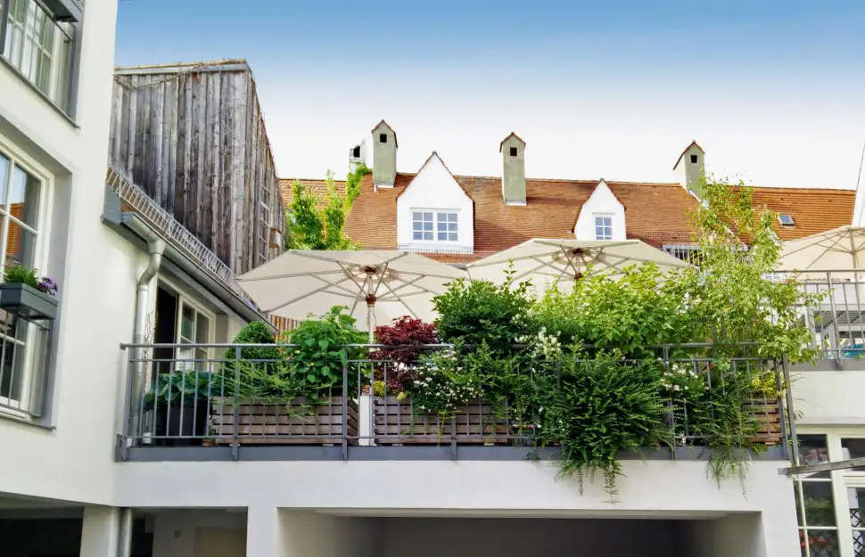 Egal ob auf dem Balkon, der Loggia oder der (Dach-)Terrasse: Kubio Pflanzkästen machen überall eine gute Figur und verwandeln den Außenbereich in eine Wohlfühlzone mit bestem Mikroklima. (Foto: epr / Gartenfrosch)