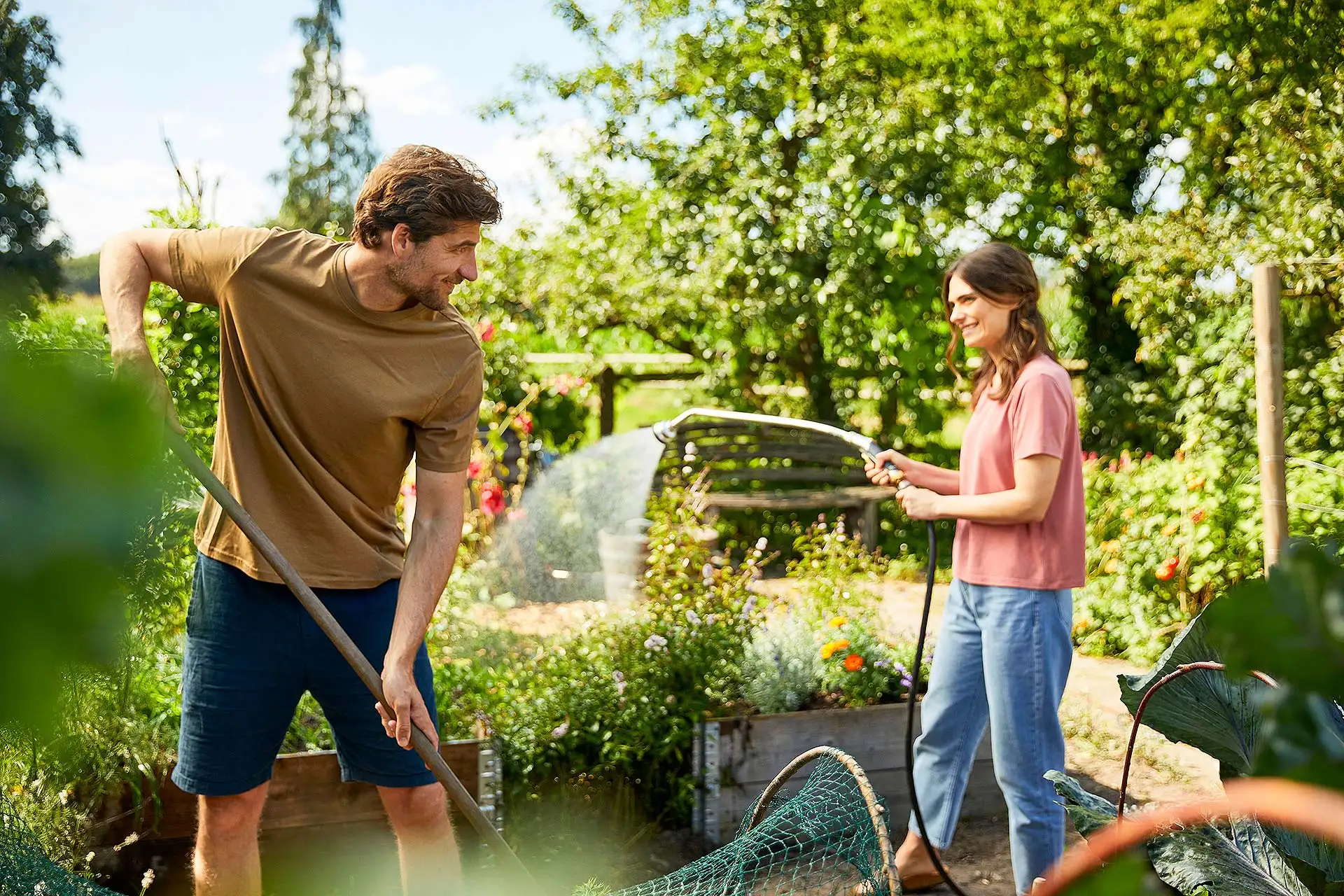 Mit der richtigen Pflege können Gartenbesitzer dazu beitragen, dass die Pflanzen den sommerlichen Hitzestress besser meistern. Foto: DJD / Compo / Witte Wattendorff
