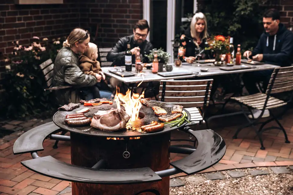 Ein Grillabend mit Familie und Freunden ist ein Genuss für alle Sinne. Mit dem BANDIT FirePlace von MOESTA BBQ wird der Gaumenschmaus zum echten Highlight. Foto: epr / MOESTA BBQ 