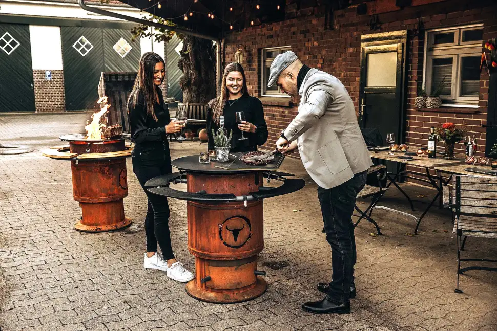 Der BANDIT FirePLace ist multifunktionaler Grill und Feuerstelle in einem. Mit cleverem Systemzubehör wie einer Tischplatte und Ablagebrettern gestaltet sich das Genusserlebnis besonders komfortabel und vielseitig. Foto: epr / MOESTA BBQ