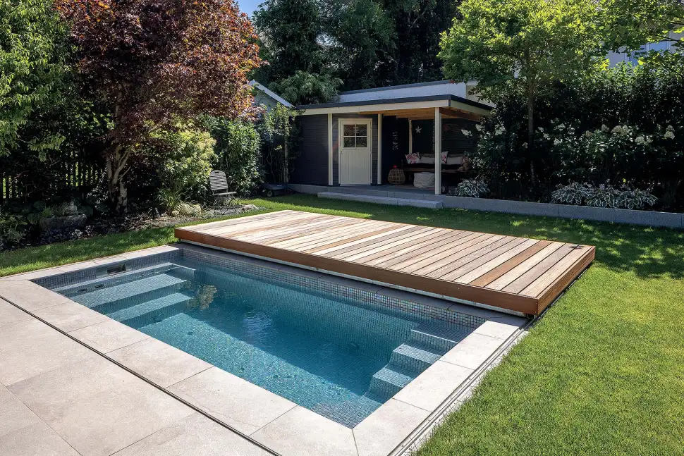 Pooldeck spart Energie, Wasser und Platz. Foto: A1 Schwimmbadbau / akz-o