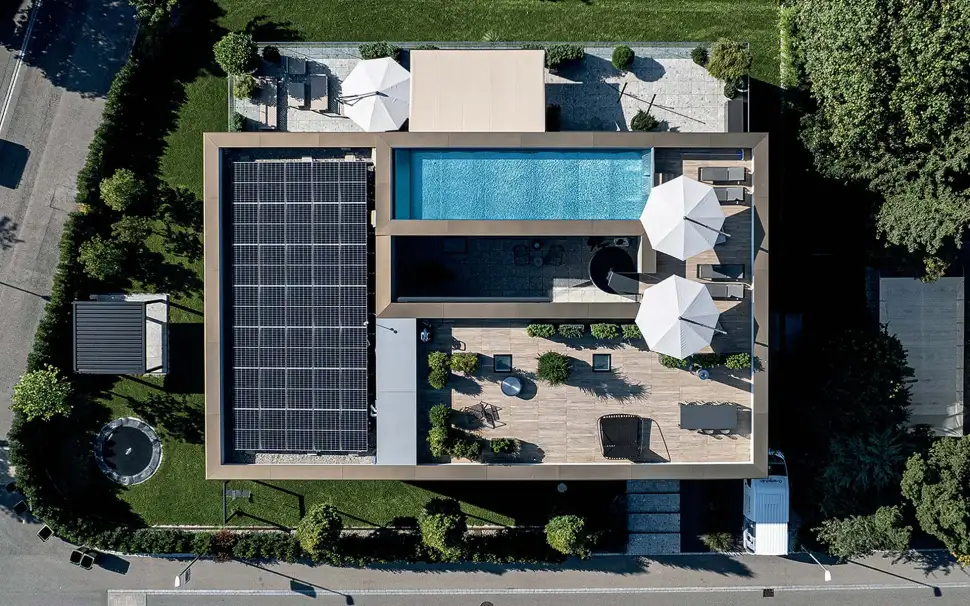 Photovoltaikanlage sorgt für angenehme Temperaturen im Pool. Foto: Woodtli Schwimmbadtechnik / akz-o