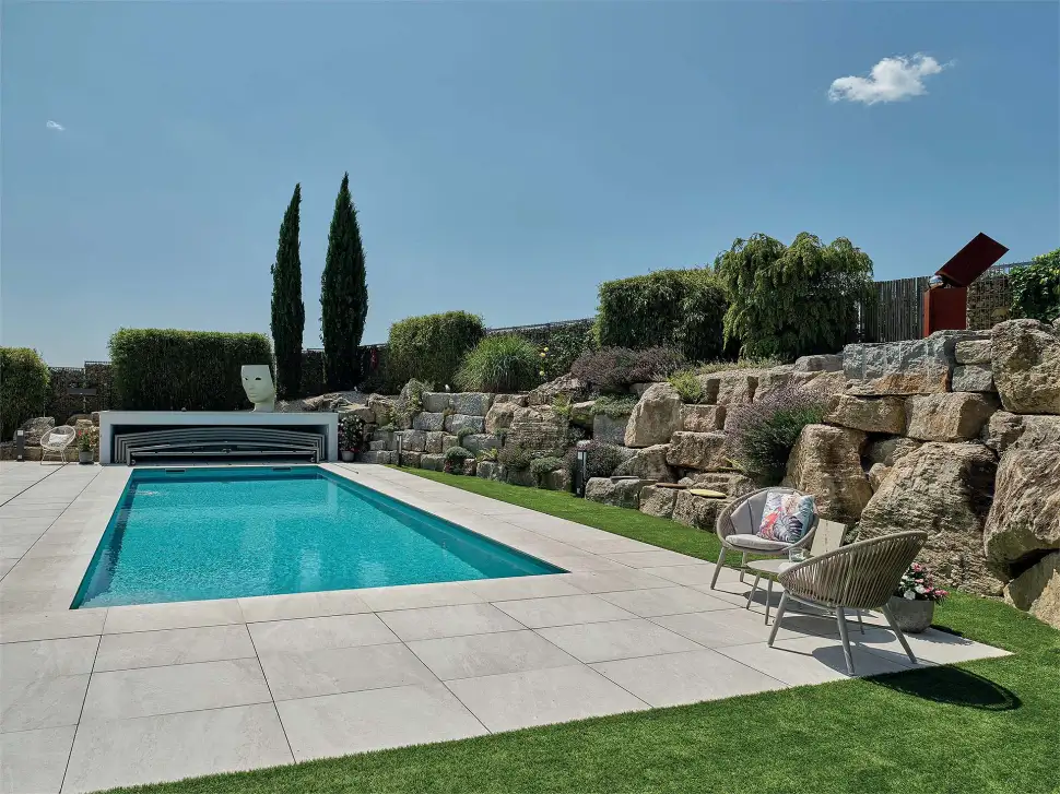 Photovoltaikanlage sorgt für angenehme Temperaturen im Pool. Foto: Woodtli Schwimmbadtechnik / akz-o