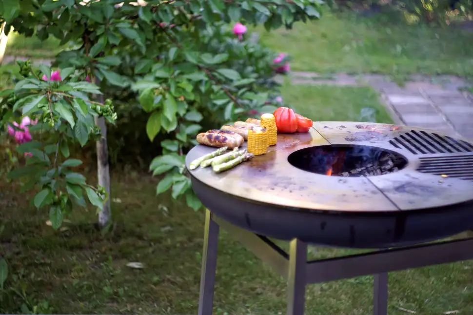 Die Feuerschale „CRATE Grill Super XXL” lässt sich mit optional erhältlichen Grillplatten zum Teppanyaki Grill erweitern. (Foto: epr/SvenskaV Vertrieb und Versand GmbH)
