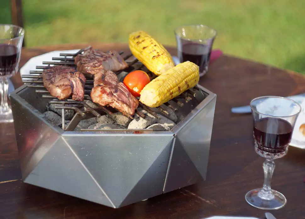 Mit einem SvenskaV Edelstahl Tischgrill wird das Grillvergnügen zu einem besonders geselligen Ereignis. (Foto: epr/SvenskaV Vertrieb und Versand GmbH)