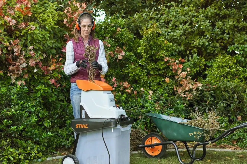 Mit einem Gartenhäcksler lässt sich Schnittgut rasch zerkleinern und direkt im eigenen Garten weiterverwenden. Bild: STIHL