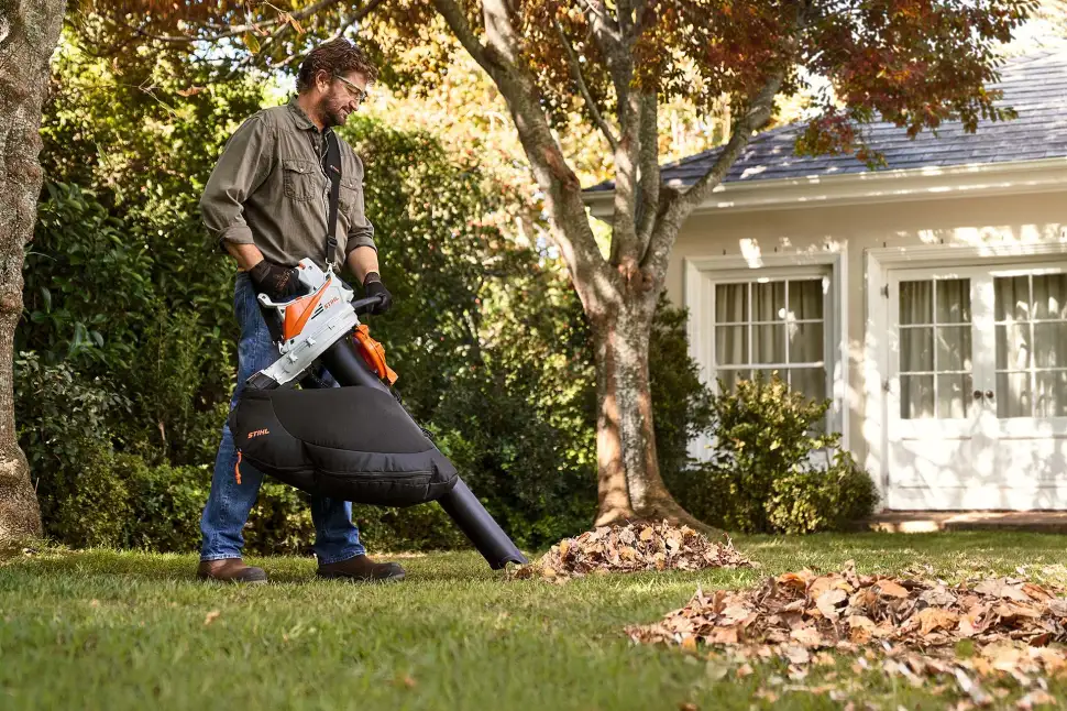 Vor allem die Rasenflächen sollten gründlich vom Herbstlaub befreit werden, damit die Gräser weiter frei atmen können. Bild: STIHL
