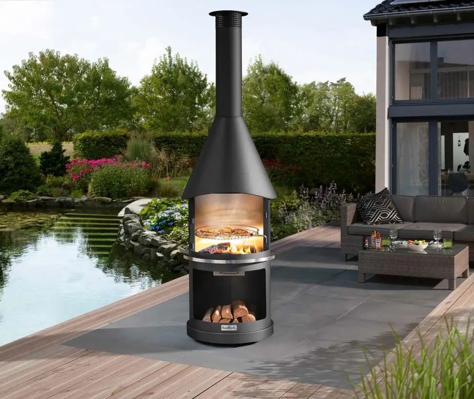 Stark im Design, vielfältig in der Funktion: Edelstahlkamine sind imposante Feuerstelle und praktischer Grill zugleich. So werden atmosphärische und genussreiche Outdoor-Momente Realität. (Foto: HLC/Buschbeck)