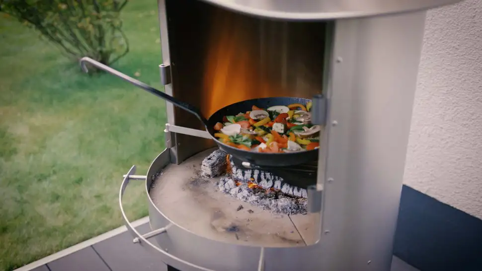 Optionales Zubehör wie Grillspieße, ein Gulasch- bzw. Glühweintopf oder – wie hier – eine Gusspfanne machen den Gaumenschmaus perfekt. (Foto: HLC/Buschbeck)