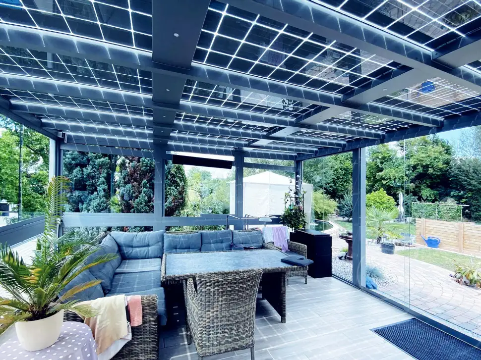 Eine Terrassenüberdachung ausgestattet mit Solarmodulen spendet gleichzeitig Schatten und Strom für das eigene Zuhause. (Foto: HLC/Solarterrassen & Carportwerk GmbH)