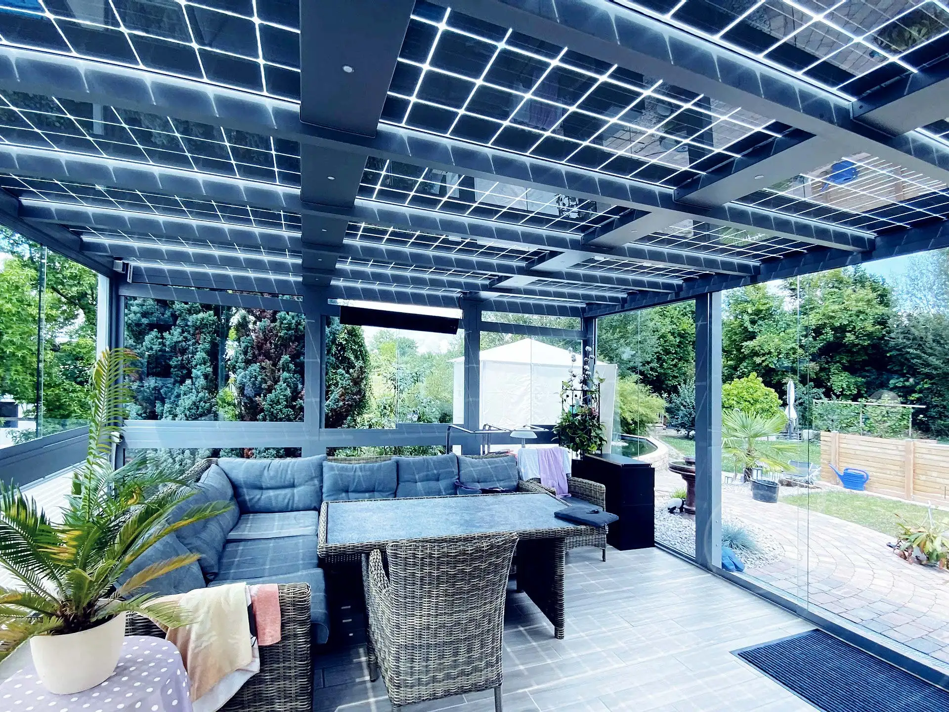 Eine Terrassenüberdachung ausgestattet mit Solarmodulen spendet gleichzeitig Schatten und Strom für das eigene Zuhause. (Foto: HLC/Solarterrassen & Carportwerk GmbH)