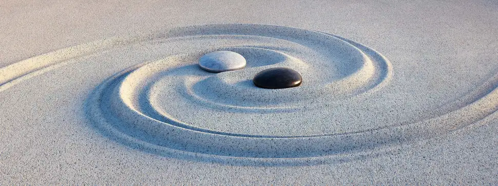 Minimalistisch wohnen – So gelingt der perfekte Ordnungs-Reset für Ihr Zuhause. Foto: peterschreiber.media / iStock.com