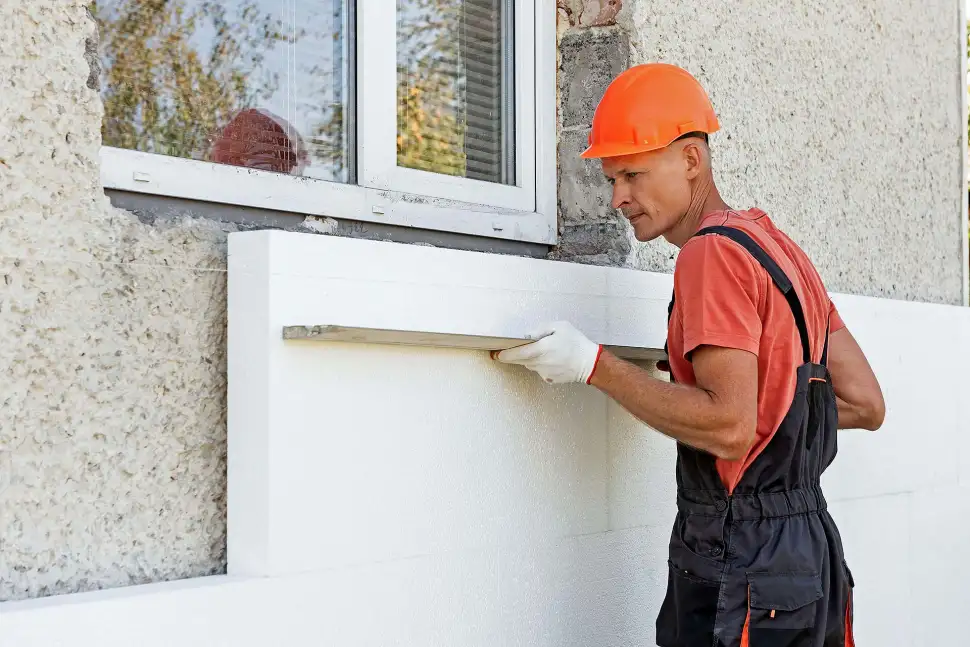 Energieberater nehmen den Status quo des Eigenheims ab und können einen individuellen Sanierungsfahrplan   entwickeln. Foto: djd / IVH / Getty Images / PeopleImages