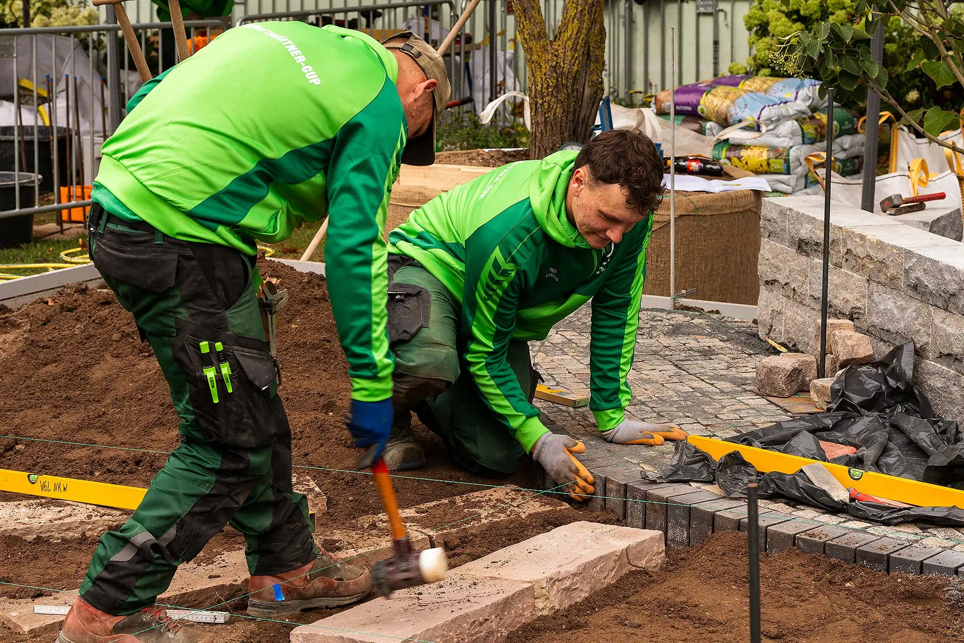 Foto: AuGaLa/Reidel. - Der Arbeitsalltag von Landschaftsgärtnerinnen und Landschaftsgärtnern bietet eine abwechslungsreiche Mischung aus handwerklichen Aufgaben, der Verarbeitung von Pflanzen, Holz und Steinen, der Arbeit mit Maschinen und jeder Menge Teamwork.