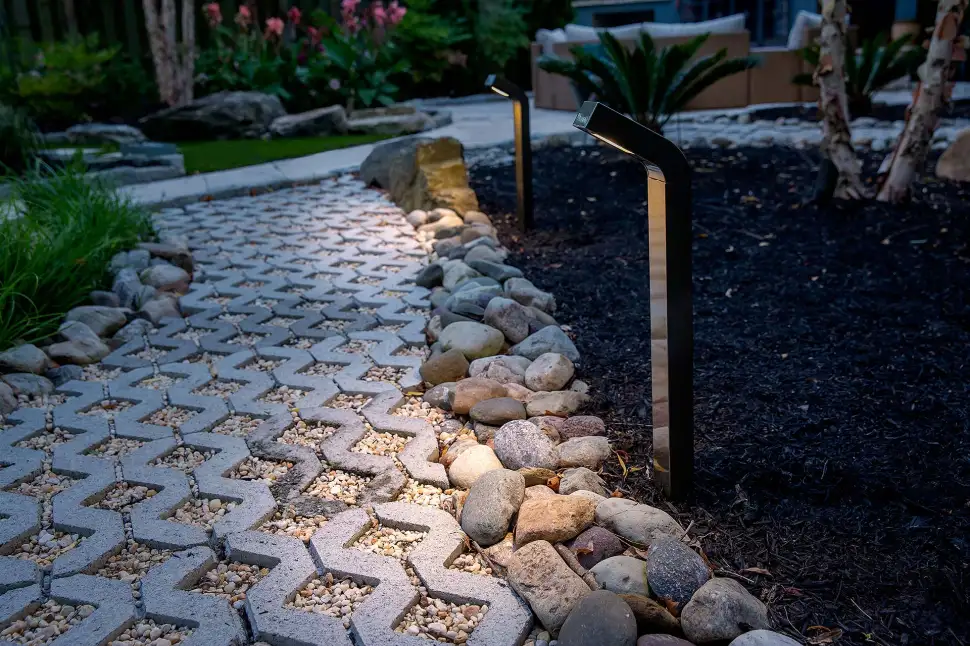 Eine individuelle geplante Gartenbeleuchtung sorgt mit hellen Wegen für mehr Sicherheit. Foto: djd / Rauinpro / Hunter Industries