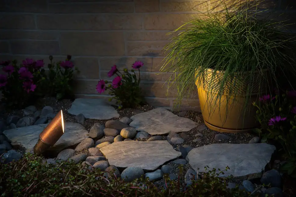Spotlights, die ins Beet oder an die Fassade ausgerichtet sind, setzen stimmungsvolle Akzente im Garten. Foto: djd / Rainpro / Hunter Industries
