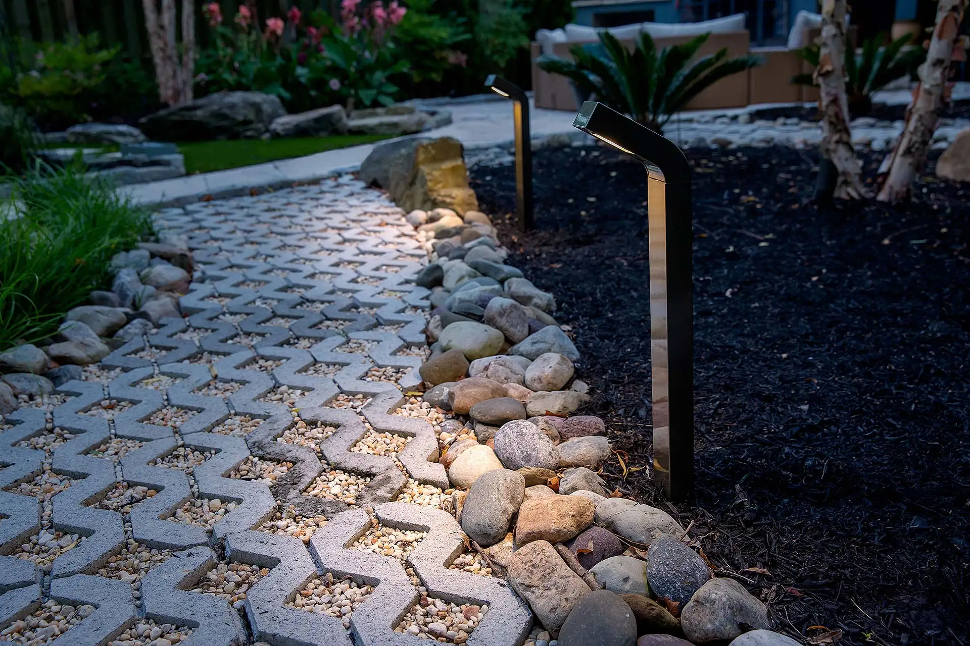 Eine individuelle geplante Gartenbeleuchtung sorgt mit hellen Wegen für mehr Sicherheit. Foto: djd / Rauinpro / Hunter Industries