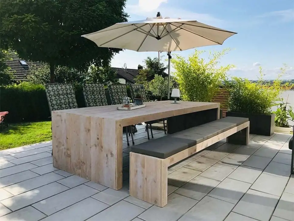 Zeitlose Eleganz mit einem Gartentisch aus Bauholz. Foto: Exklusivdutchdesign.de