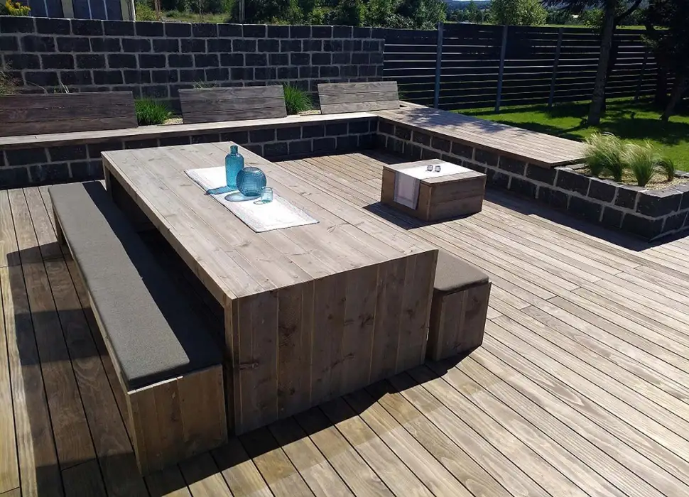 Zeitlose Eleganz mit einem Gartentisch aus Bauholz. Foto: Exklusivdutchdesign.de