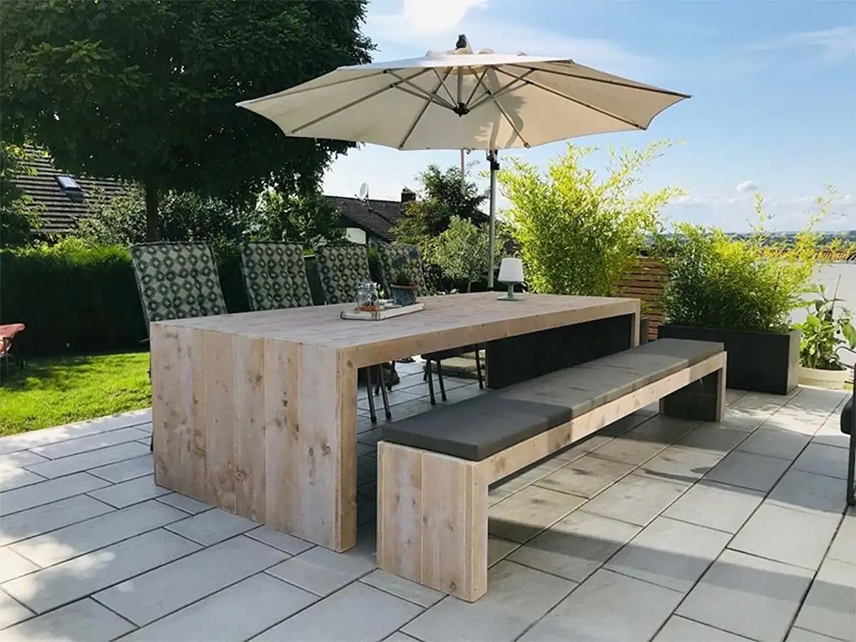 Zeitlose Eleganz mit einem Gartentisch aus Bauholz. Foto: Exklusivdutchdesign.de