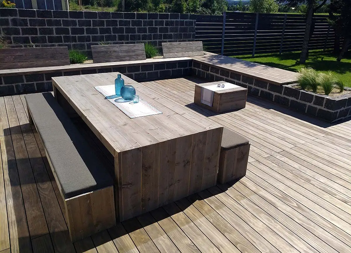 Zeitlose Eleganz mit einem Gartentisch aus Bauholz. Foto: Exklusivdutchdesign.de