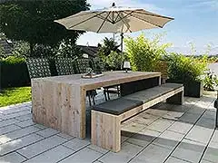 Zeitlose Eleganz: Ein Gartentisch aus Bauholz