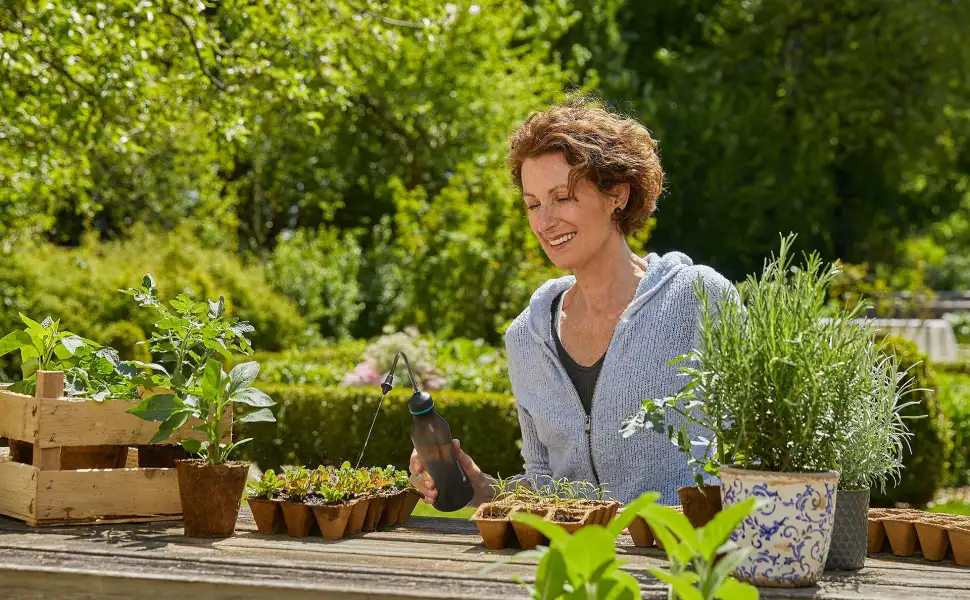 Der Softsprüher versorgt behutsam die ersten Setzlinge der Saison mit Feuchtigkeit. Foto: Gardena