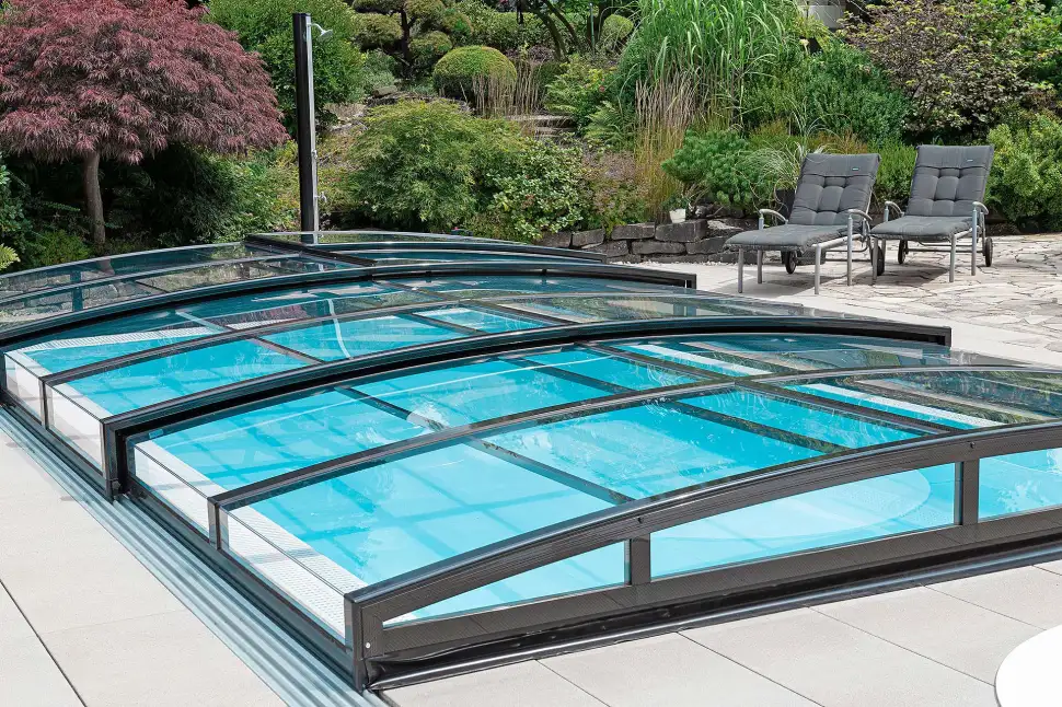 Eine Poolüberdachung hält das Wasser angenehm warm. Umso weniger Heizenergie ist nötig, um auch an kühleren Tagen zu baden und um die Badesaison über die heißen Tage hinaus verlängern zu können. Foto: djd / Pool-Systems.de