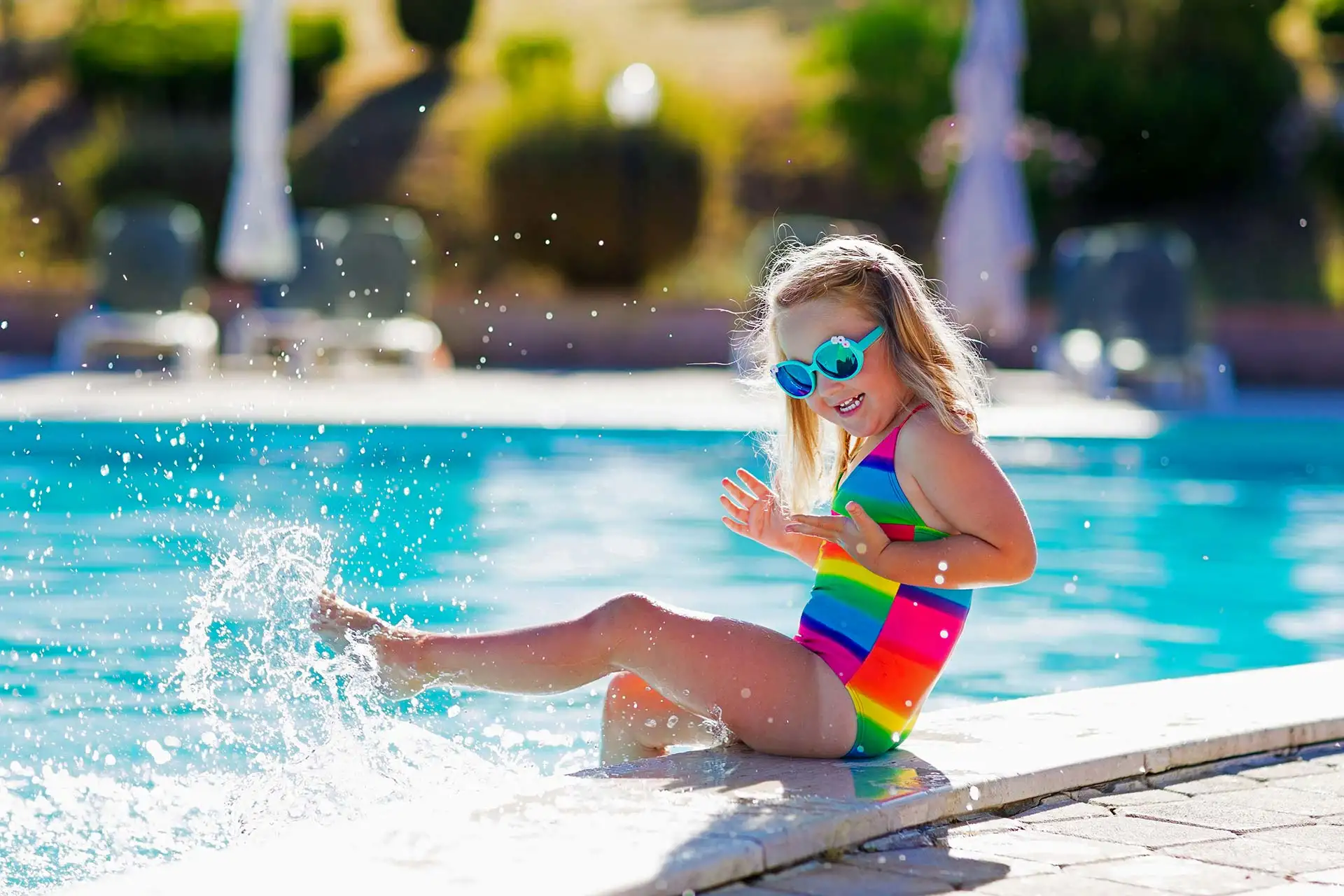 Ferienfeeling an jedem Tag: Für kleine Menschen ist ein Pool im eigenen Garten das Größte. Foto: djd / Pool-Systems.de / FamVeld / Shutterstock