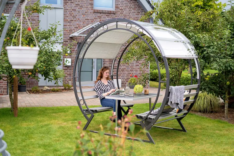 Überdachte Sitzgelegenheit mit besonderer Optik - Rhönrad von Hoklartherm. Foto: Hoklartherm