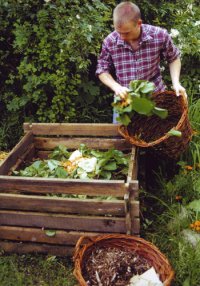 Kompostieren lässt aus scheinbar wertlosen Gartenabfällen biologisch aktiven Humus für die nachhaltige Bodenverbesserung entstehen. Foto: IVG